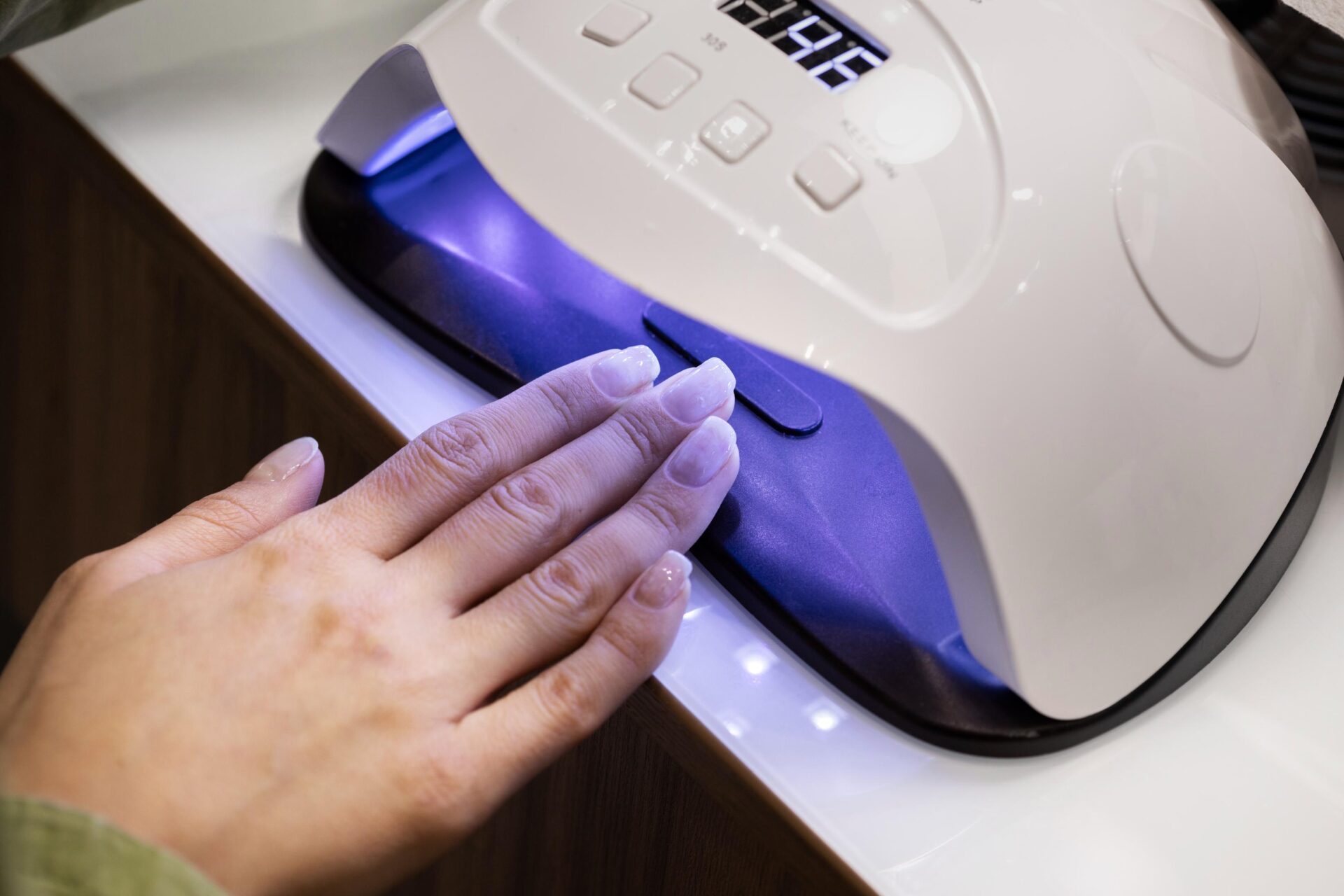 uv lights applied to nails to make gel polish less sticky