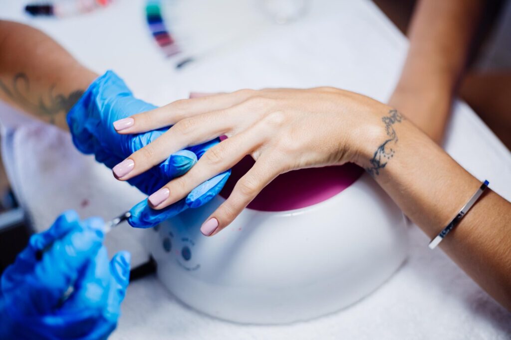 a women doing her nails by a profesionnel